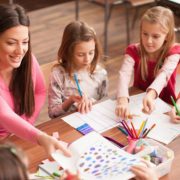 Maestra Ayudando Niños e Clase