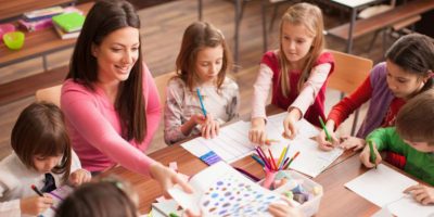 Maestra Ayudando Niños e Clase