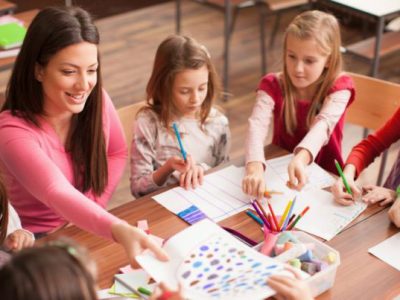 Maestra Ayudando Niños e Clase