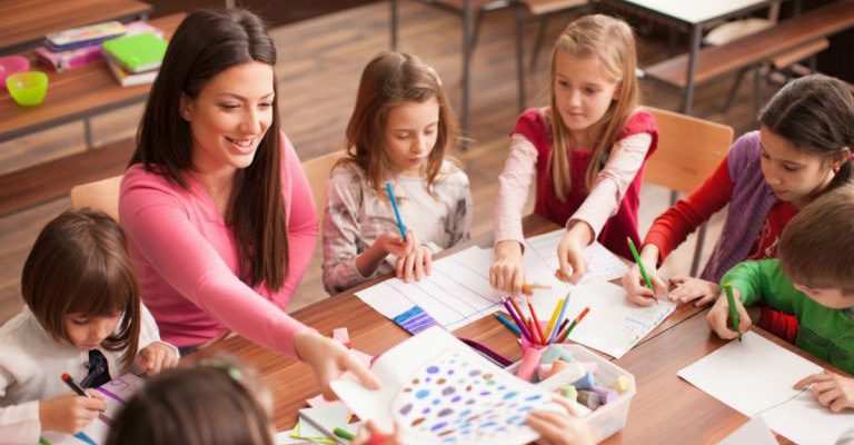 Maestra Ayudando Niños e Clase