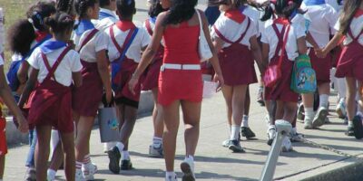 Niños Cubanos en Escuela