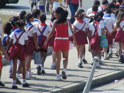 Niños Cubanos en Escuela