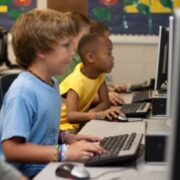 Niños usando la computadora
