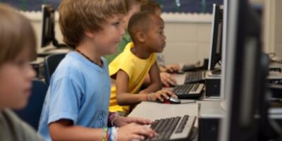 Niños usando la computadora