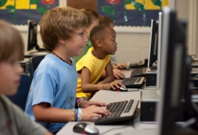 Niños usando la computadora